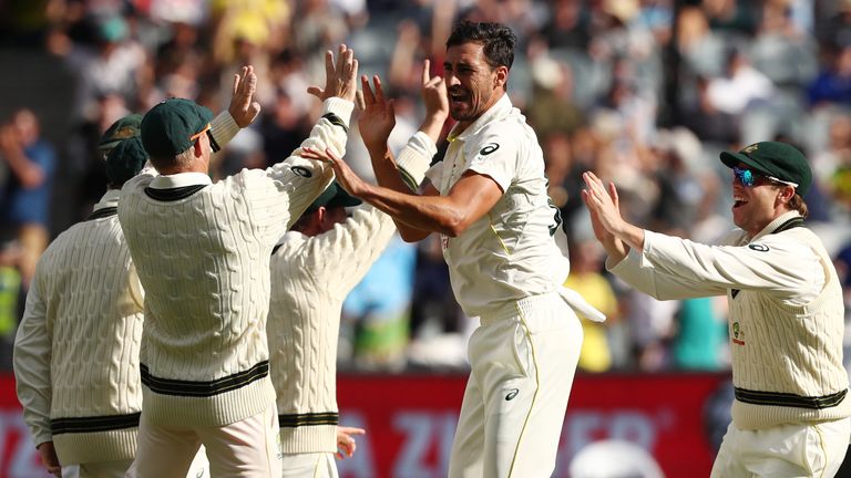 Mitchell Starc a pris deux guichets en deux balles alors que l'Australie a encore une fois décroché le premier ordre de l'Angleterre