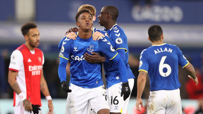 Pierre-Emerick Aubameyang cuts a frustrated figure as Demarai gray celebrates Everton's winner
