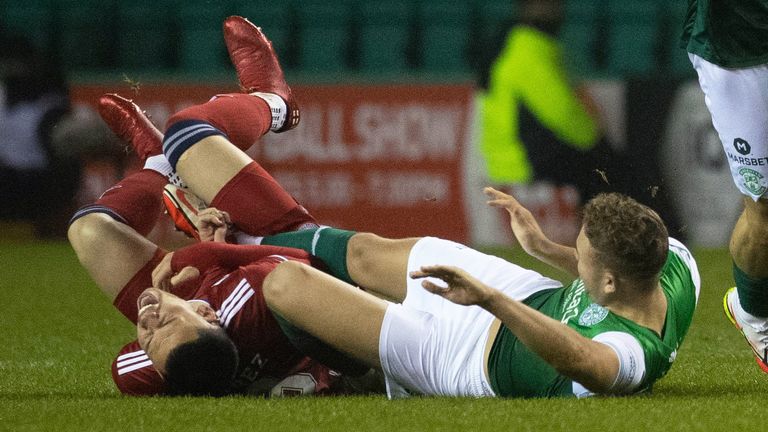 EDINBURGH, SCOTLAND - DECEMBER 22: Ryan porteous challenges Christian Ramirez during a Cinch Premierhsip match between Hibernian and Aberdeen at Easter Road, on December 22, 2021, in Edinburgh, Scotland. (Photo by Ross Parker / SNS Group)