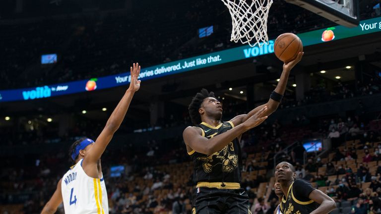 Toronto Raptors&#39; OG Anunoby (3) goes to the net as Golden State Warriors&#39; Moses Moody (4) defends during the first half of an NBA basketball game, Saturday, Dec. 18, 2021 in Toronto. (Chris Young/The Canadian Press via AP)


