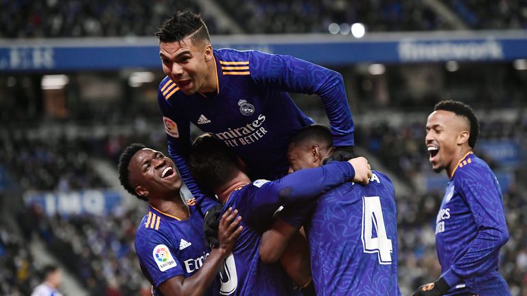 Los jugadores del Real Madrid celebran tras marcar el segundo gol de su equipo