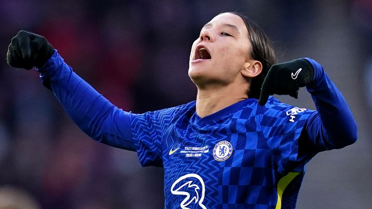 Sam Kerr de Chelsea célèbre son deuxième but contre Arsenal 