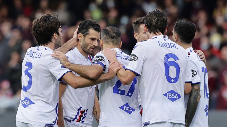 Foto Alessandro Garofalo/LaPresse .21 novembre  2021 Salerno, Italia .sport calcio .Salernitana vs Sampdoria  - Campionato di calcio Serie A Tim 2021/2022 - Stadio Arechi..Nella foto: esultanza della Sampdoria dopo l autogol di Francesco Di Tacchio (US Salernitana 1919); ..Photo Alessandro Garofalo/LaPresse .November  21, 2021 Salerno, Italy .sport soccer .Salernitana vs Sampdoria  - Italian Football Championship League league  A  2021/2022 - Arechi stadium..In the pic: celebrates Sampdoria for Francesco Di Tacchio (US Salernitana 1919);  autogol