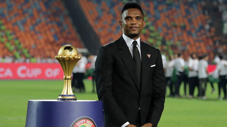 La star camerounaise du football Samuel Eto'o présente le trophée avant le match final de la Coupe d'Afrique des Nations entre l'Algérie et le Sénégal au stade international du Caire au Caire, en Égypte, le vendredi 19 juillet 2019.