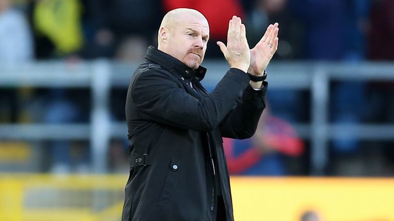 Le directeur de Burnley, Sean Dyche, applaudit les fans après le match de la Premier League à Turf Moor, Burnley.  Date de la photo : samedi 30 octobre 2021.