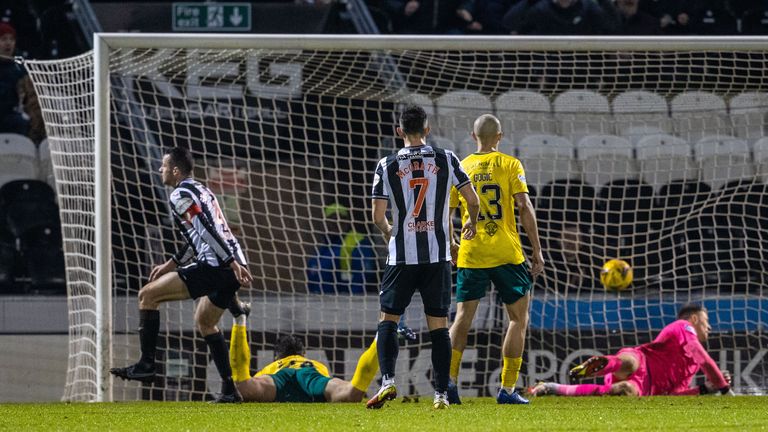 Shaughnessy&#39;s late leveller kept St Mirren two points behind their visitors