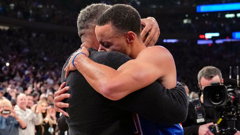 Stephen Curry hugs his father Dell Curry after breaking the record