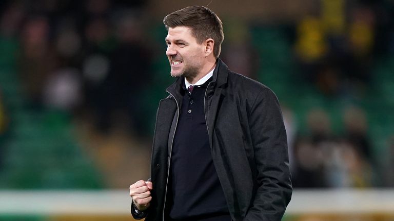 L'entraîneur d'Aston Villa Steven Gerrard célèbre après la victoire 2-0 de son équipe sur Norwich City