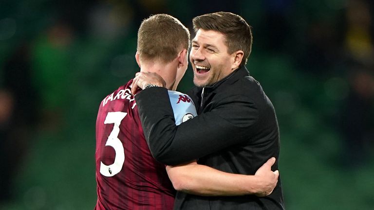 El gerente de Aston Villa, Steven Gerrard, celebra con Matt Targett después de que sus equipos ganaran 2-0 a Norwich City.