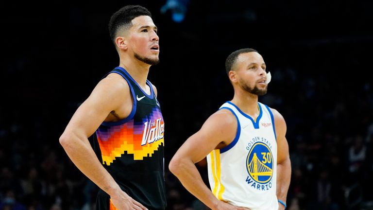 El portero de los Phoenix Suns, Devin Booker, y el portero de los Golden State Warriors, Stephen Curry