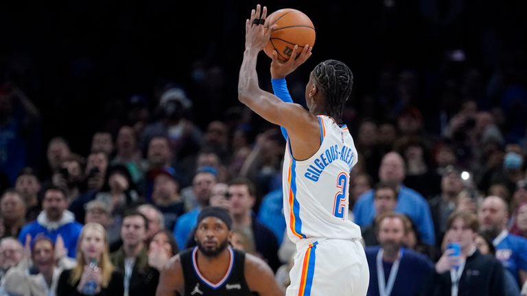 Oklahoma City Thunder guard Shai Gilgeous-Alexander (2) shoots a game-winning 3-point shot in front of Los Angeles Clippers forward Justise Winslow (20) at the end of an NBA basketball game, Saturday, Dec. 18, 2021, in Oklahoma City. (AP Photo/Sue Ogrocki)


