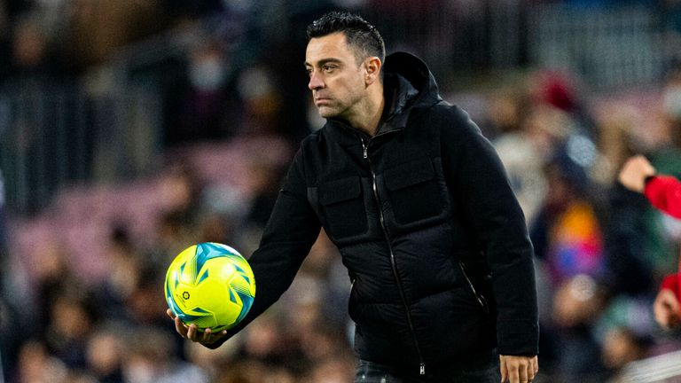 Xavi en la banda durante la derrota del Real Betis