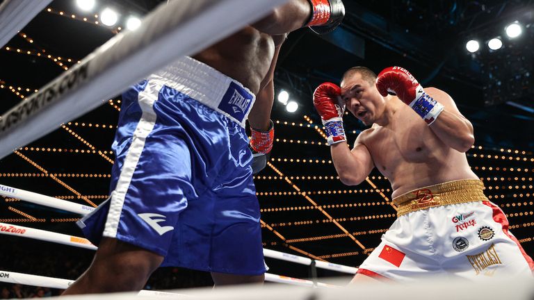 26 novembre 2021 ;  New York, New York, États-Unis ;  Zhilei Zhang et Craig Lewis lors de leur combat du 27 novembre 2021 au Hulu Theatre du Madison Square Garden.  Crédit obligatoire : Ed Mulholland/Matchroom.