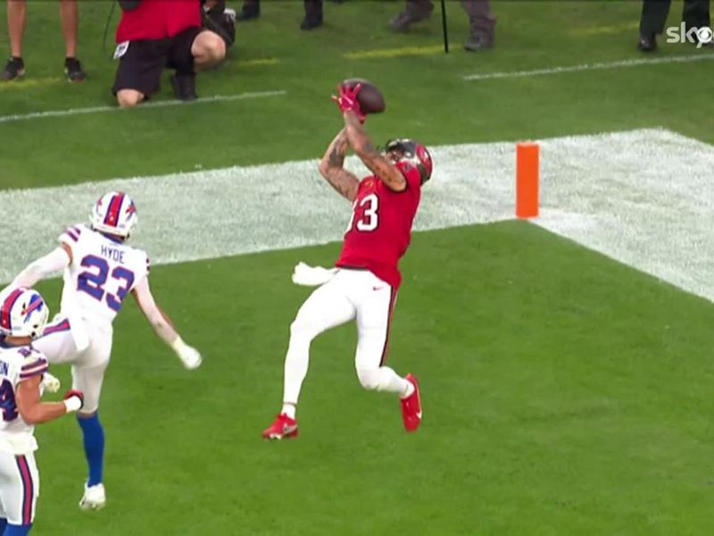 Tampa Bay Buccaneers tight end O.J. Howard (80) spikes the ball after  scoring a touchdown during the second half of an NFL football game against  the Buffalo Bills, Sunday, Oct. 22, 2017