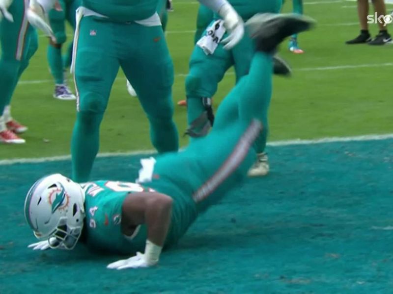 Dolphins' Christian Wilkins performs epic touchdown celebration vs