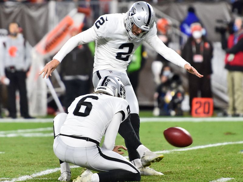 Carlson FG gives Raiders 16-14 win vs COVID-ravaged Browns