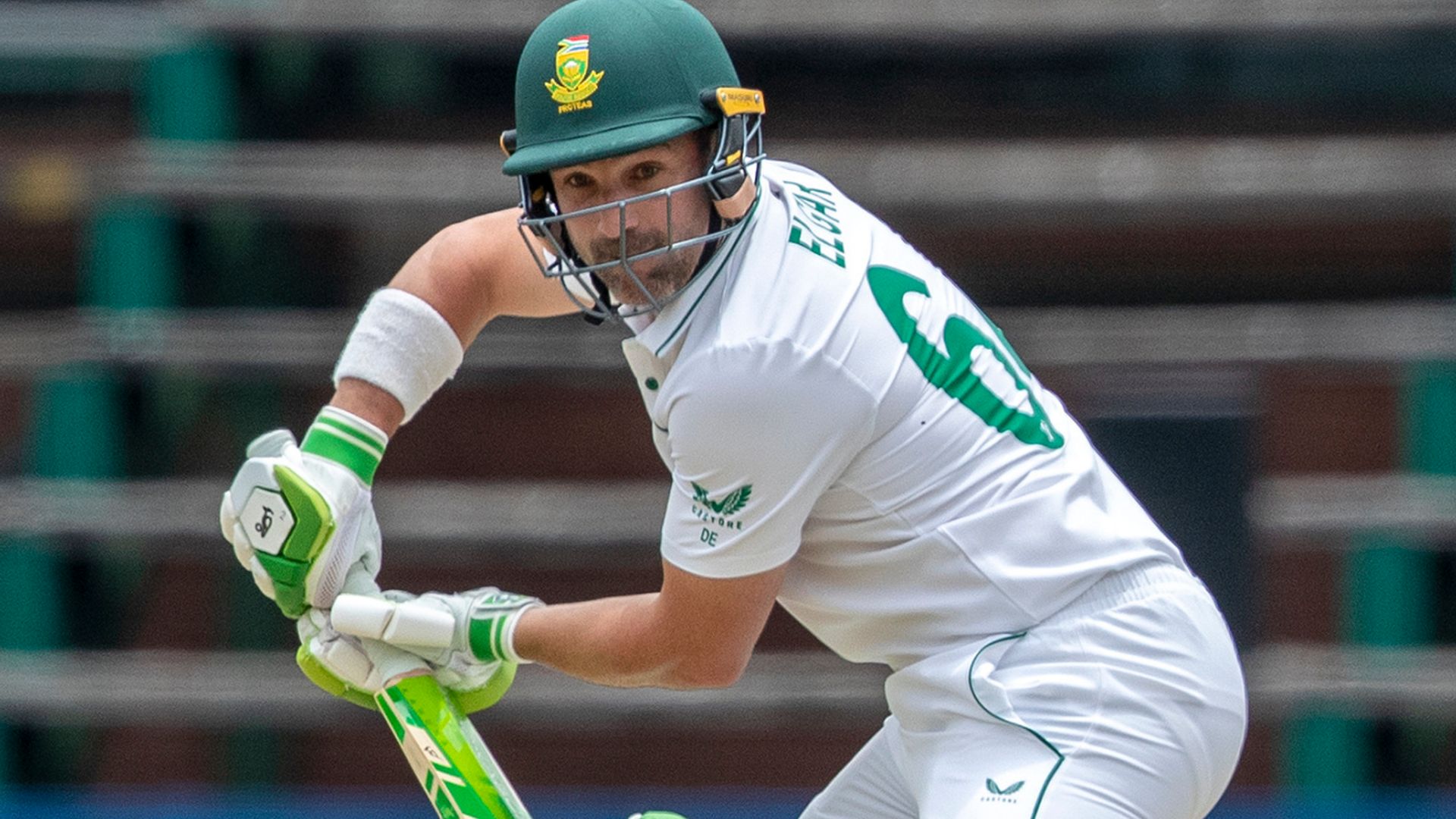 Elgar survives to lead SA in thrilling chase