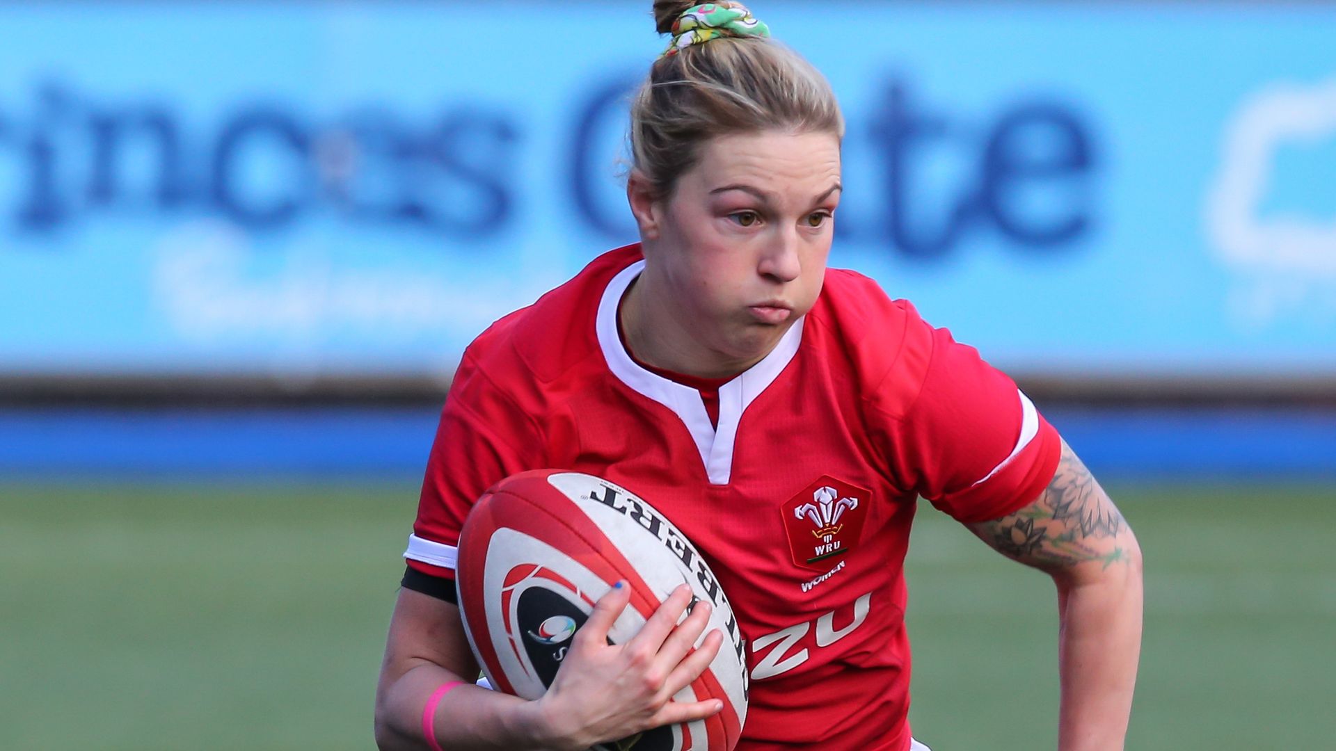 Welsh Rugby Union awards first female professional contracts