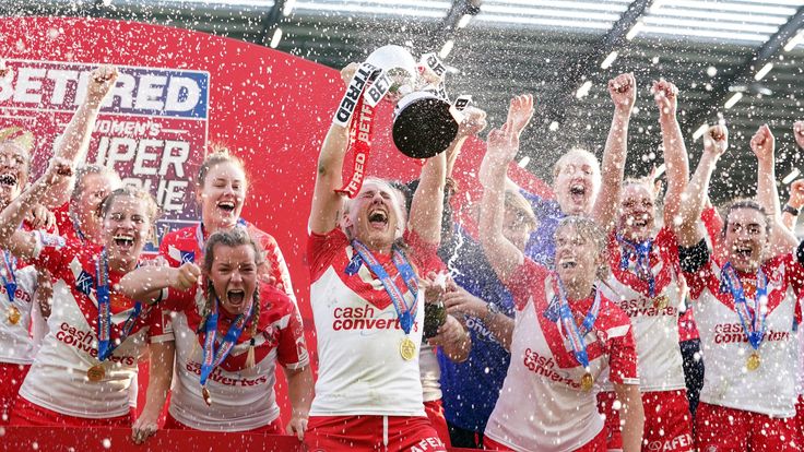 St Helens v Leeds Rhinos - Betfred Women's Super League - Grand Final - Emerald Headingley Stadium
St Helens' Jodie Cunningham (centre) lifts the trophy following the Betfred Women's Super League Grand Final at Emerald Headingley Stadium, Leeds Picture date: Sunday October 10, 2021.