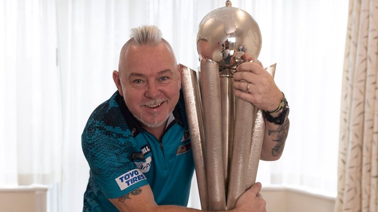 WILLIAM HILL WORLD DARTS CHAMPIONSHIP 2022.GOLDERS GREEN,.LONDON.PIC;LAWRENCE LUSTIG.THE MORNING AFTER THE NIGHT BEFORE.NEWLY CROWNED WORLD CHAMPION PETER WRIGHT GET TO GRIPS WITH THE SID WADDELL TROPHY
