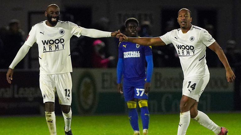 Adrian Clifton (derecha) de Boreham Wood celebra marcar el segundo gol del partido de su equipo con su compañero  de equipo Jamal Fyfield