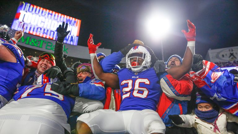 Devin Singletary got his brace late on as Buffalo ran out 27-10 winners over the New York Jets as the Bills secured the AFC East division title.