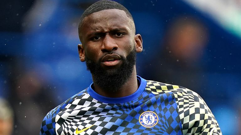 Antonio Rudiger de Chelsea se prepara para calentarse antes del inicio del partido de la Premier League en Stamford Bridge en Londres.  Fecha de la foto: sábado, 2 de octubre de 2021.