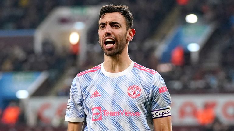 Bruno Fernandes celebra tras duplicar la ventaja del Manchester United en Villa Park