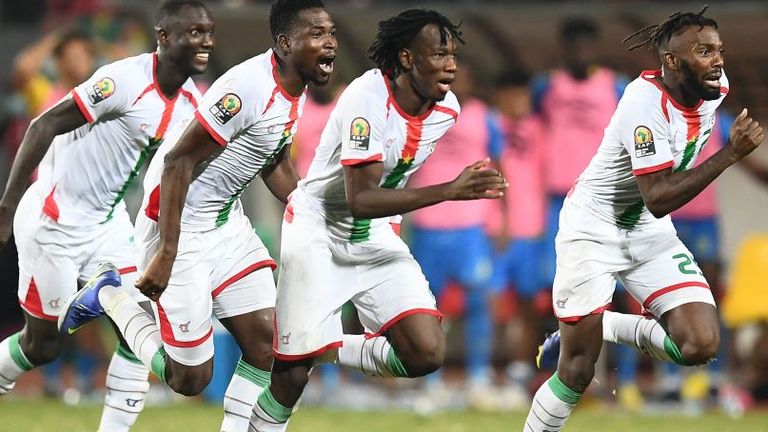 Burkina Faso&#39;s players celebrate after winning the Africa Cup of Nations (CAN) 2021 round of 16 football match between Burkina Faso and Gabon at Limbe Omnisport Stadium in Limbe on January 23, 2022. 