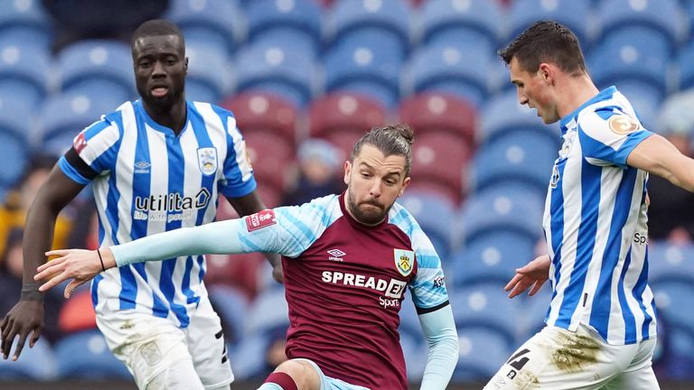 Jay Rodriguez (centre) and Huddersfield Town&#39;s Matty Pearson (right)