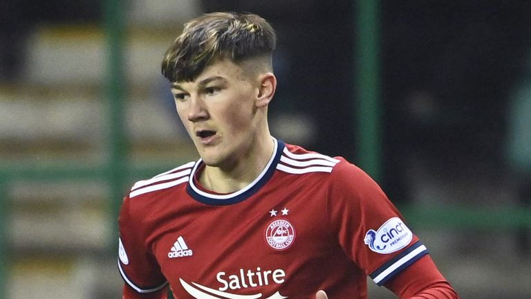 EDINBURGH, SCOTLAND - DECEMBER 22: Aberdeen's calvin Ramsay during a Cinch Premierhsip match between Hibernian and Aberdeen at Easter Road, on December 22, 2021, in Edinburgh, Scotland. (Photo by Paul Devlin / SNS Group)