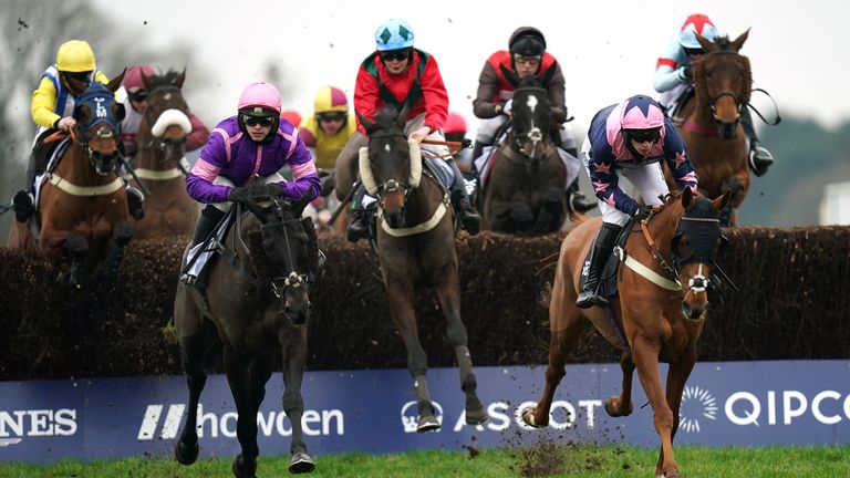 Cat Tiger (centro a la derecha) montado por David Maxwell gana el SBK Handicap Chase durante el SBK Clarence House Chase Raceday en Ascot