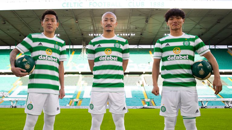 GLASGOW, ESCOCIA - 11 DE ENERO: (LR) Yosuke Ideguchi, Daizen Maeda y Reo Hatate aparecen en una sesión fotográfica celta en Celtic Park el 11 de enero de 2022 en Glasgow, Escocia.  (Foto de Alan Harvey / Grupo SNS)