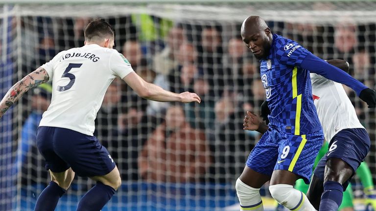 Romelu Lukaku del Chelsea sostiene el balón contra Davinson Sánchez del Tottenham