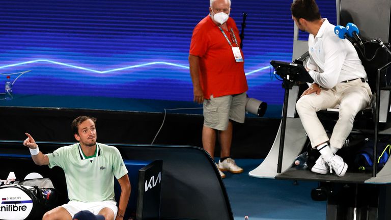 Daniil Medvedev did apologise to the Chair Umpire at the end of the match when they shook hands