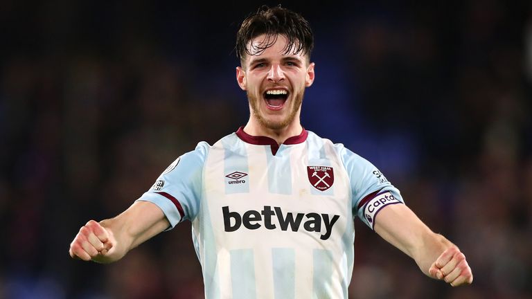 El mediocampista del West Ham United, Declan Rice, celebra la víspera de Año Nuevo al derrotar al Crystal Palace en Selhurst Park