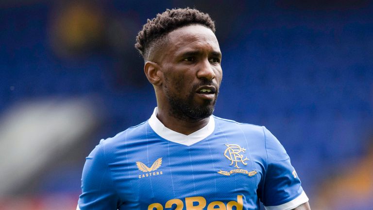 BIRKENHEAD, INGLATERRA - 10 DE JULIO: Rangers'  Jermain Defoe en acción durante un amistoso de pretemporada entre Tranmere Rovers y Rangers en Prenton Park, el 10 de julio de 2021, en Birkenhead, Inglaterra.  (Foto de Craig Williamson / Grupo SNS)