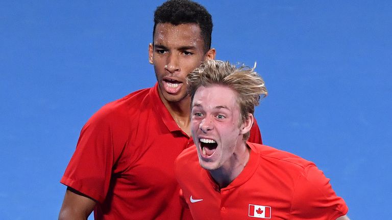 Felix Auger-Aliassime (izquierda) y Denis Shapovalov celebran la victoria de Canadá en la ATP Cup 