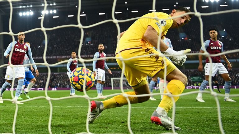 Emiliano Martinez fails to gather Bruno Fernandes&#39; free-kick allowing Manchester United an early lead at Villa Park