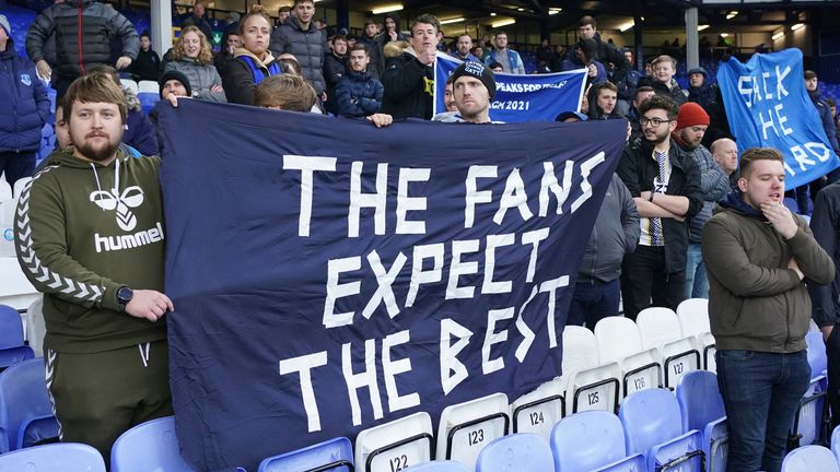 Everton unggul lima poin dari zona degradasi