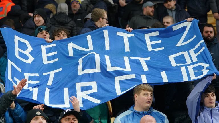 Los fanáticos del Everton sostienen una pancarta de protesta contra el gerente del Everton, Rafael Benítez, durante el partido de la Premier League en Carrow Road, Norwich.  Foto Fecha: sábado 15 de enero de 2022