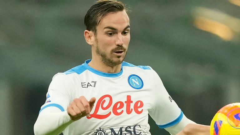 Napoli...s Fabian Ruiz controls the ball during the Serie A soccer match between Inter Milan and Napoli at San Siro Stadium, in Milan, Italy, Sunday, Nov. 21, 2021. (AP Photo/Antonio Calanni) 