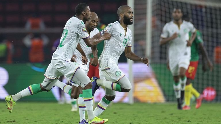 Comores'  le milieu de terrain Youssouf M'Changama (R) célèbre le premier but de son équipe lors de la Coupe d'Afrique des Nations (CAN) 2021 huitièmes de finale de football entre le Cameroun et les Comores au Stade d'Olembe à Yaoundé en janvier 24, 2022.
