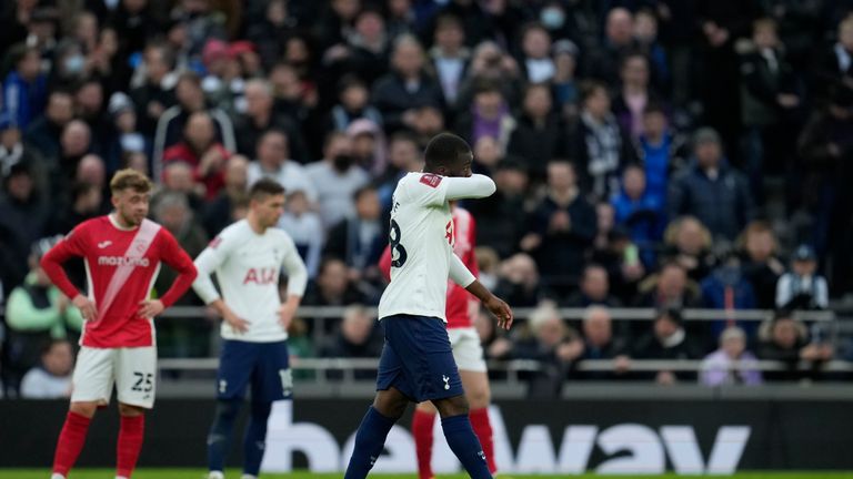 El futuro de Tanguy Ndombele en Tottenham está en duda después de que el mediocampista fuera abucheado por los fanáticos del Tottenham en la victoria del domingo en la tercera ronda de la Copa FA contra Morecambe.