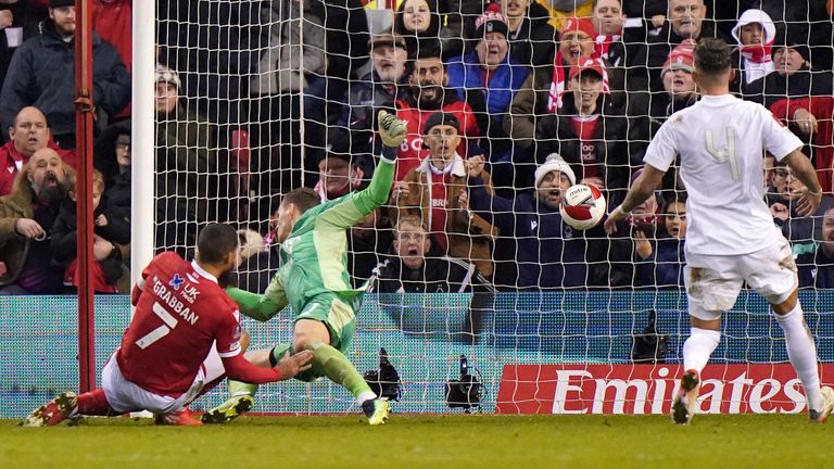 Луис Грабан от Нотингам Форест отбелязва победния гол срещу Арсенал