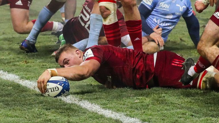 Coombes reaches out to score the decisive try late on at the Stade Pierre-Fabre