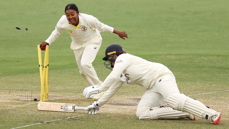 Australia's Alana King runs out England's Anya Shrubsole in Women's Ashes Test (Getty)