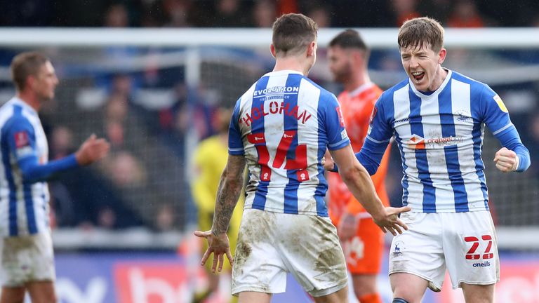 Gavan Holohan y Tom Crawford de Hartlepool United celebran la victoria sobre Blackpool en la tercera ronda de la Copa FA