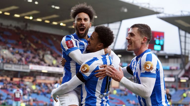 Huddersfield Town&#39;s Josh Koroma (centre) scores his sides first goal to level the score at 1-1 