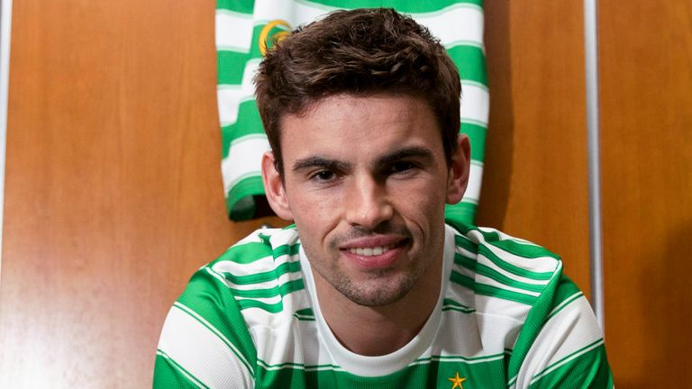 GLASGOW, ESCOCIA - 20 DE ENERO: El nuevo fichaje del Celtic, Matt O'Riley, se presenta durante una sesión fotográfica en Celtic Park, el 20 de enero de 2022, en Glasgow, Escocia.  (Foto de Craig Williamson / Grupo SNS)